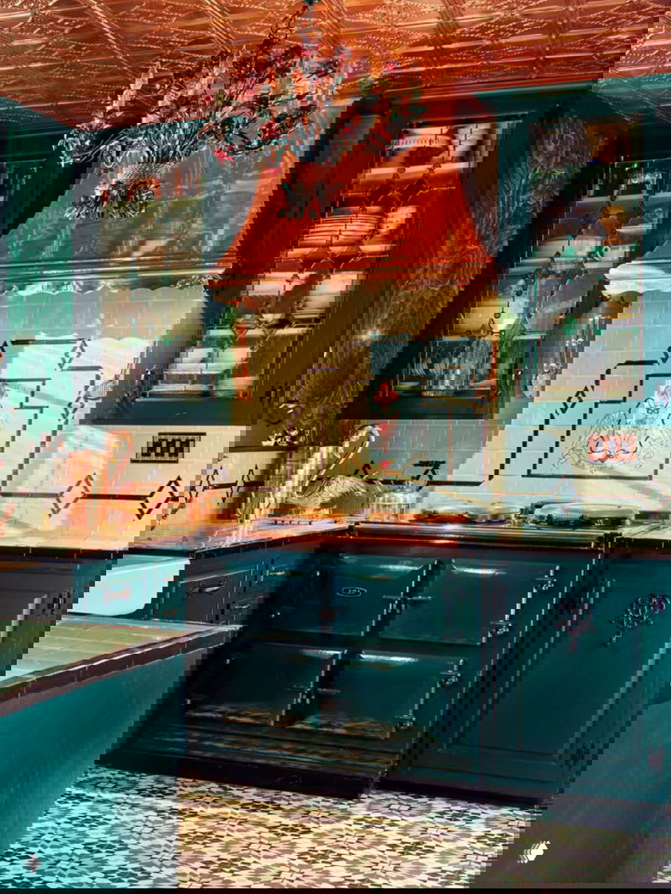 Винтажная кухня с тёмно-зелёными шкафами, мраморной столешницей, узорной плиткой и медными аксессуарами в ретро-стиле