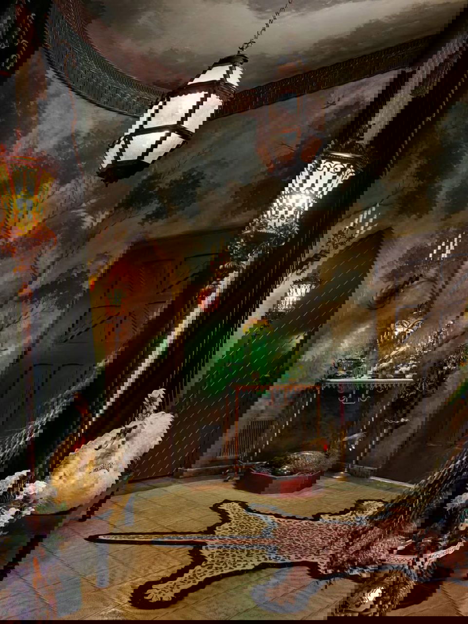 Холл с росписью на стенах, декоративными лампами и эклектичными элементами декора в манере старого Голливуда и театральной эстетики