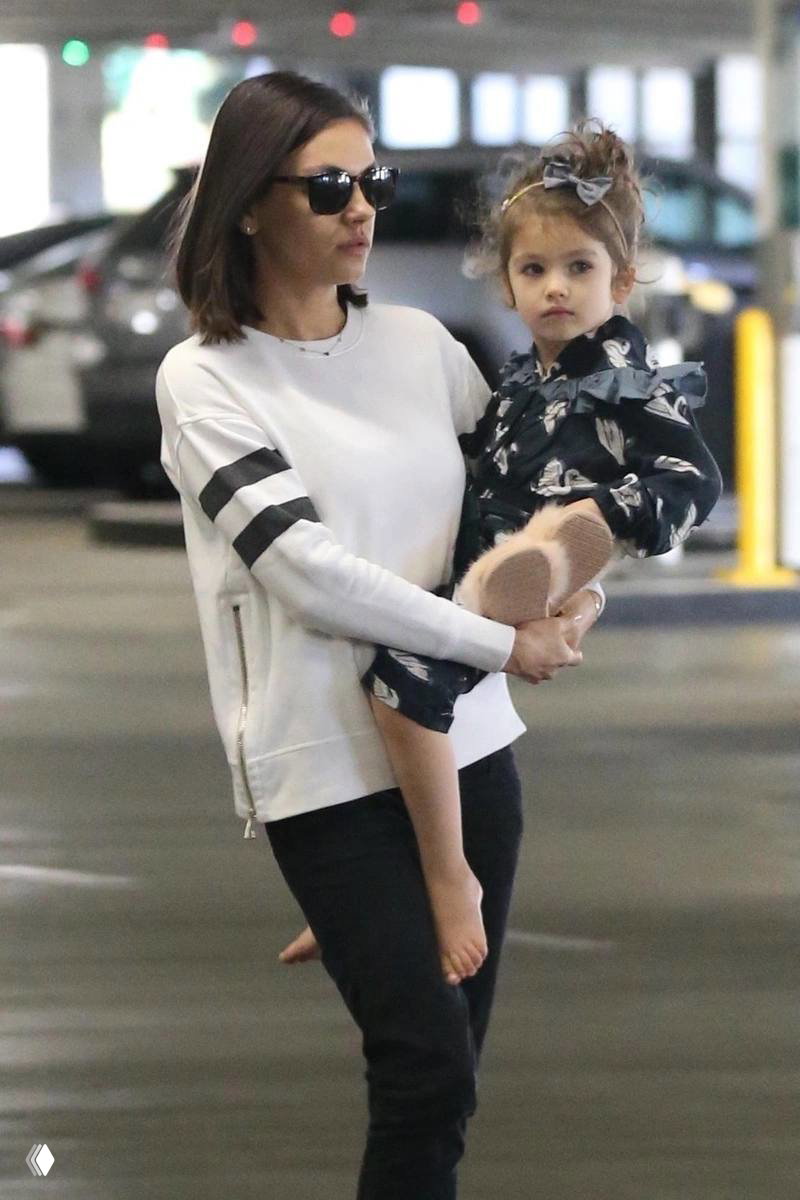 Мила Кунис впервые появилась с дочерью от Эштона Кутчера