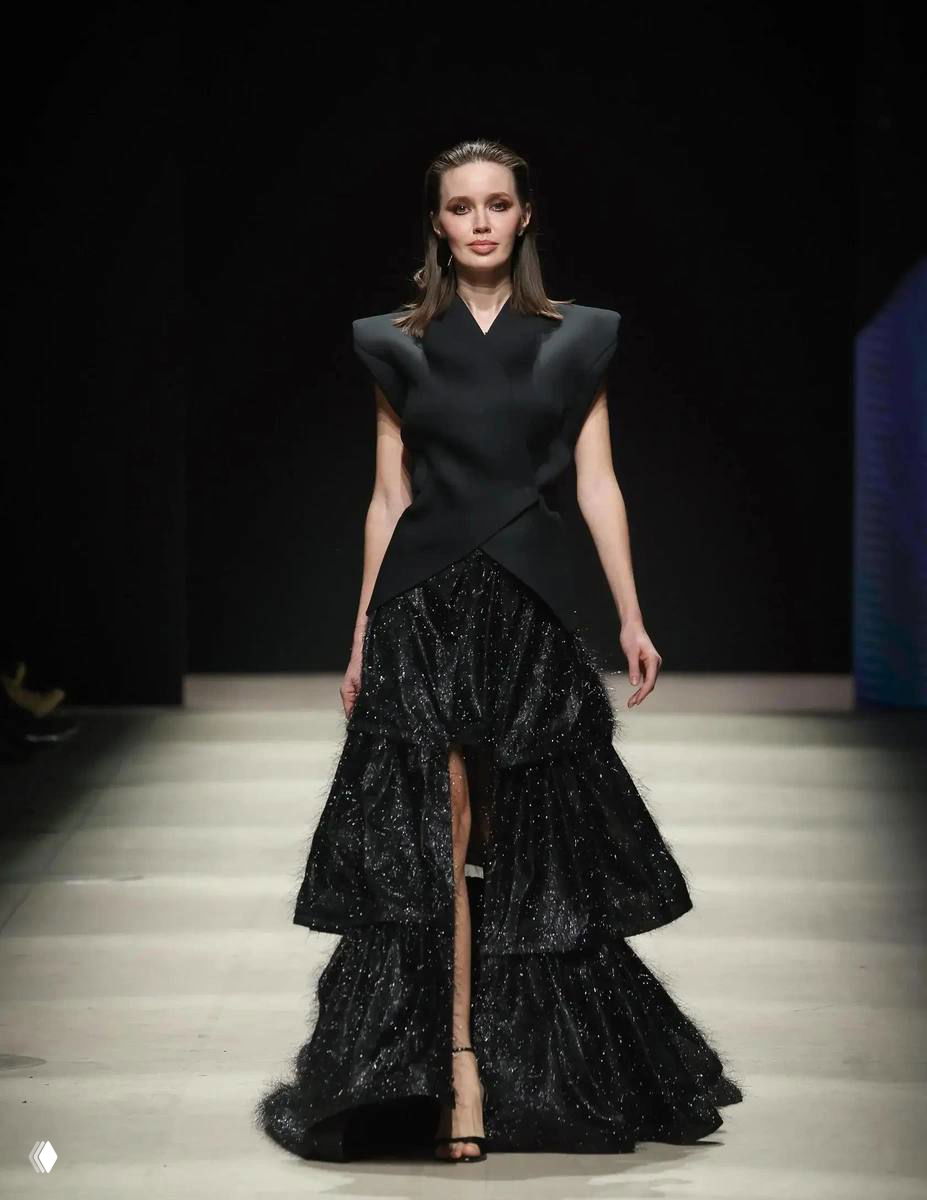 Анастасия Костенко вышла на подиум на Неделе моды в Москве