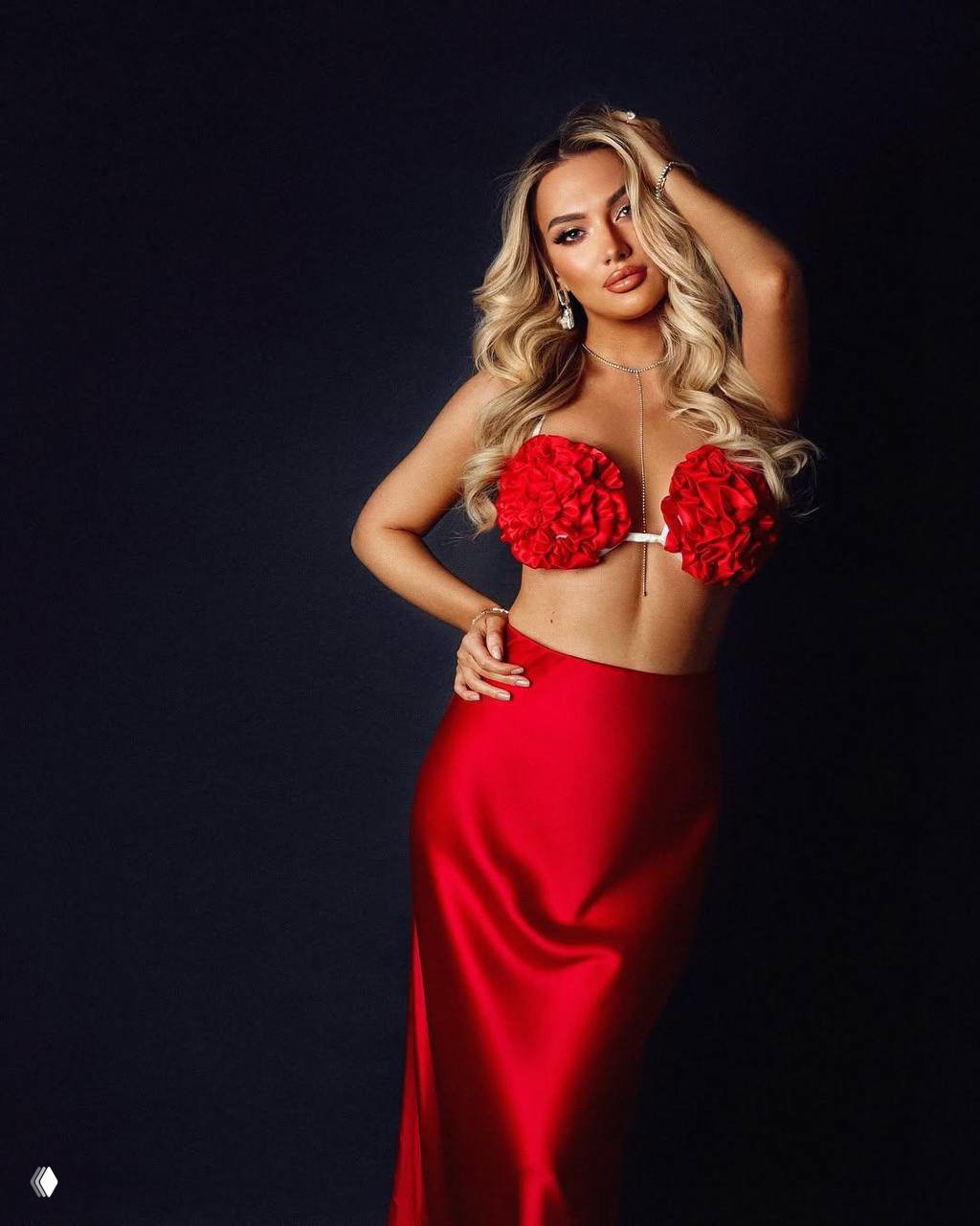 Портрет Ксении Гнединой в эффектном красном наряде: полуфигура на тёмном фоне, макияж, локоны и украшения, образ для фотосессии после конкурса.