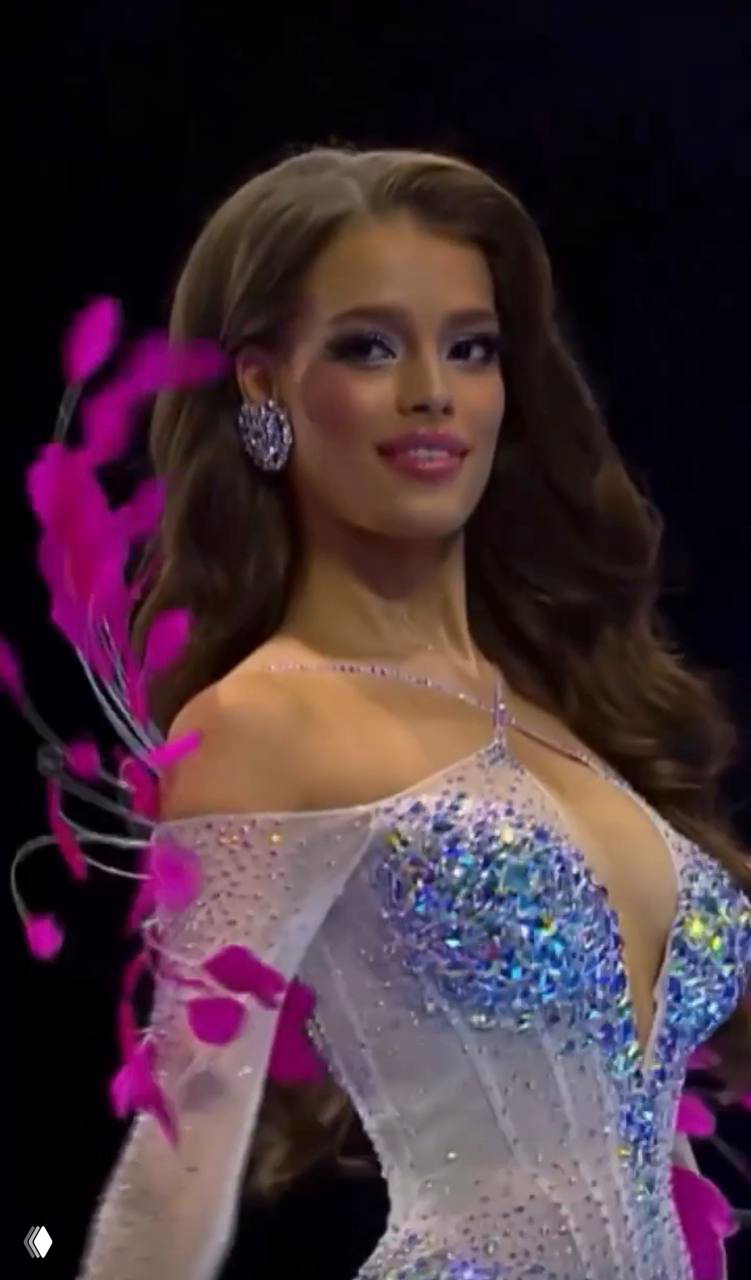 Портрет Валентины Алексеевой в вечернем платье на сцене конкурса красоты: макияж, серьги и уверенная улыбка после победы.