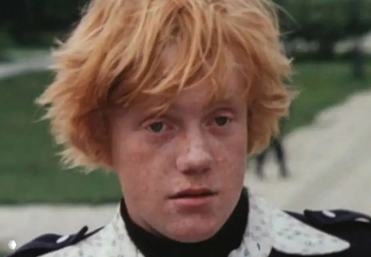 Кадр с рыжеволосым подростком в сцене из фильма «Приключения Электроника» — архивный фрагмент фильма, иллюстрация роли.