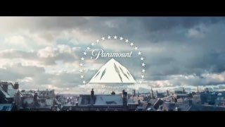 Кадр из тизера с логотипом Paramount над заснежённой городской панорамой — атмосферный зимний фон и рекламный стоп-кадр к фильму «Эбенезер: Рождественская история».