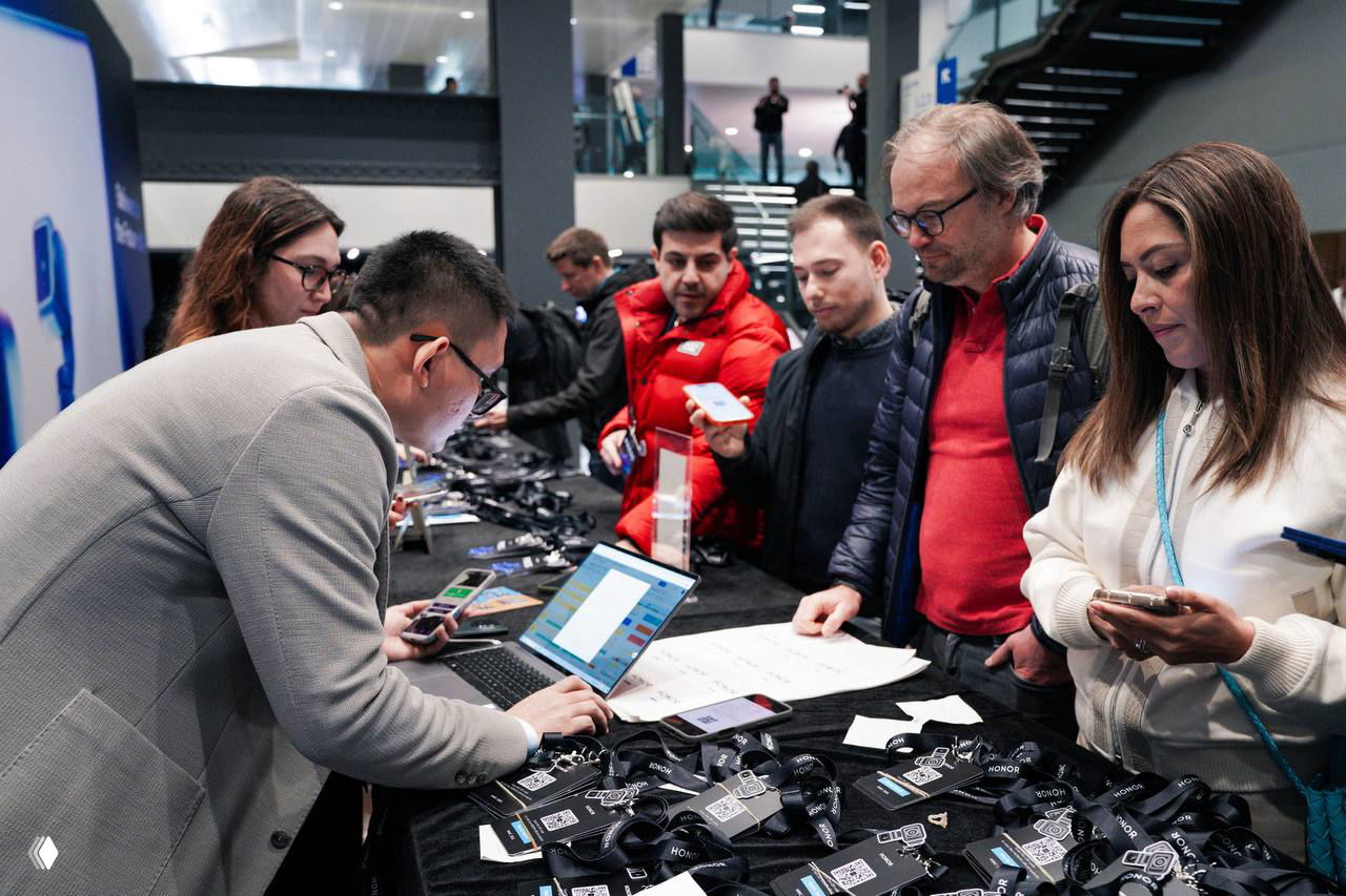 Участники конгресса у регистрационного стола: ноутбук, бейджи и люди, проверяющие информацию и получающие доступ к выставке.