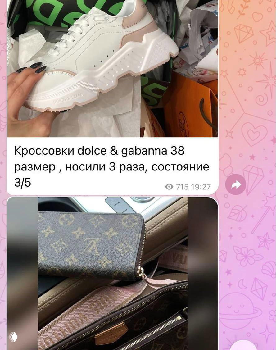 Фото белых массивных кроссовок в руке на фоне коробок и упаковки: видны подошва, прошивки и общее состояние товара для продажи