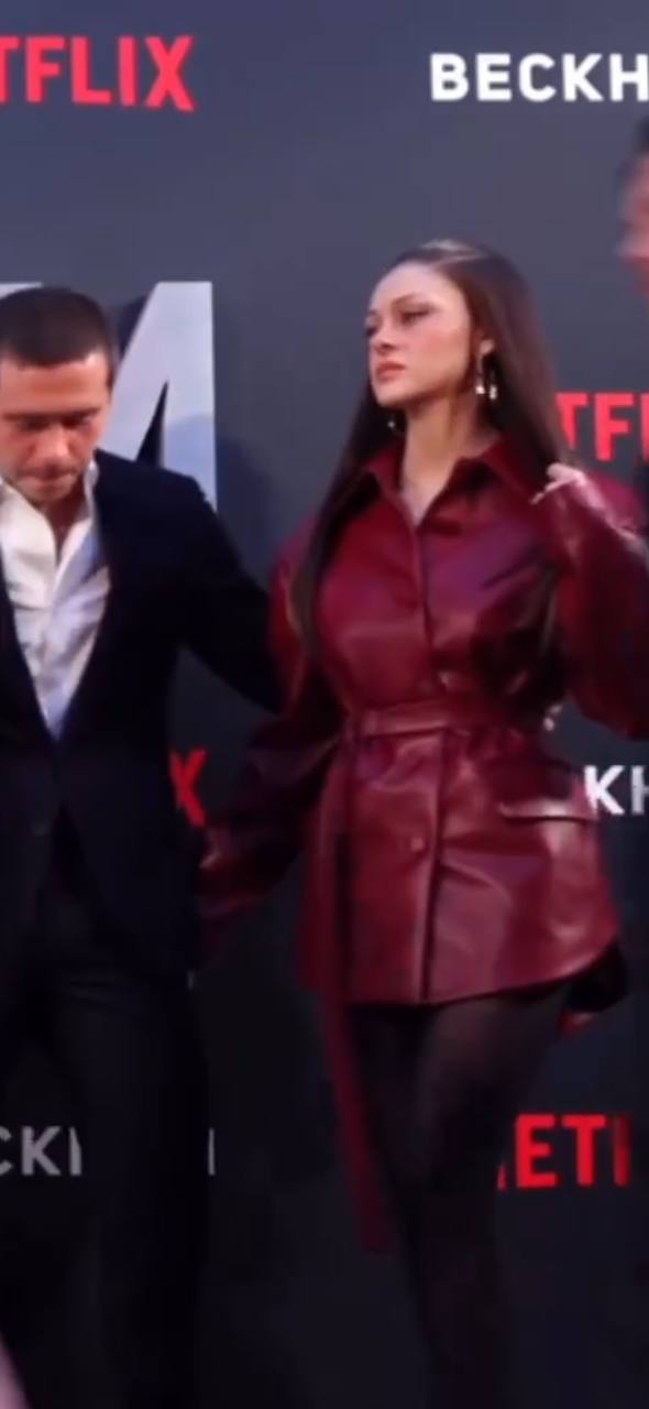 Вирусное видео с Николой Пельтц на премьере «Бекхэм»