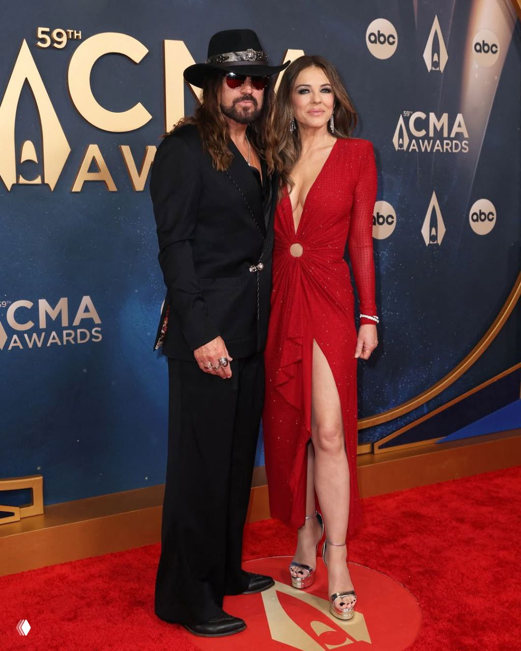 Элизабет Хёрли и Билли Рэй Сайрус на CMA Awards