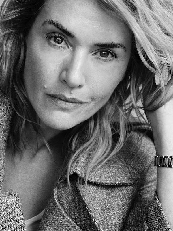 Чёрно‑белый крупный план лица женщины: выразительный взгляд, текстура кожи и естественная эстетика журнальной съёмки в студии.