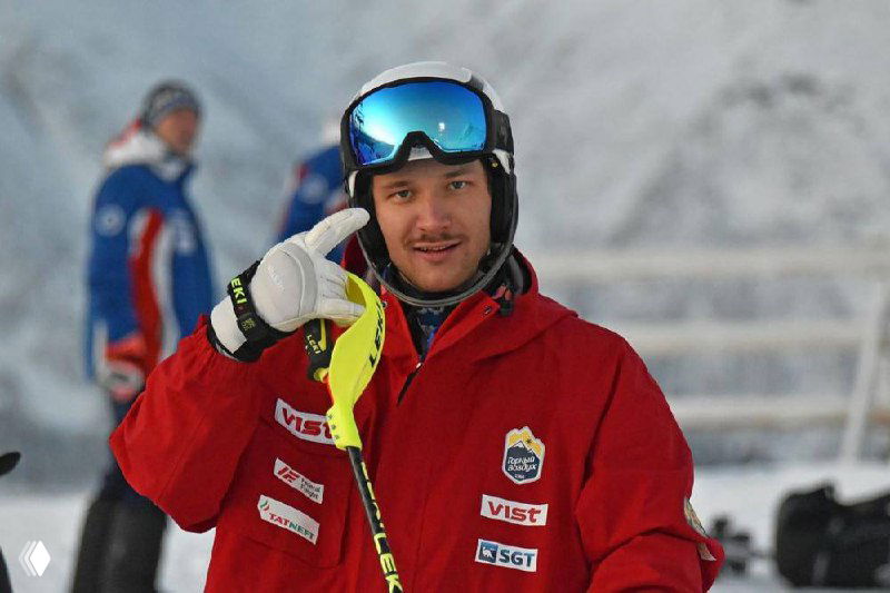 Фрагмент спортивного снимка с визуальными артефактами и искажениями; несколько спортсменов и элементы экипировки видны сквозь цифровые помехи.