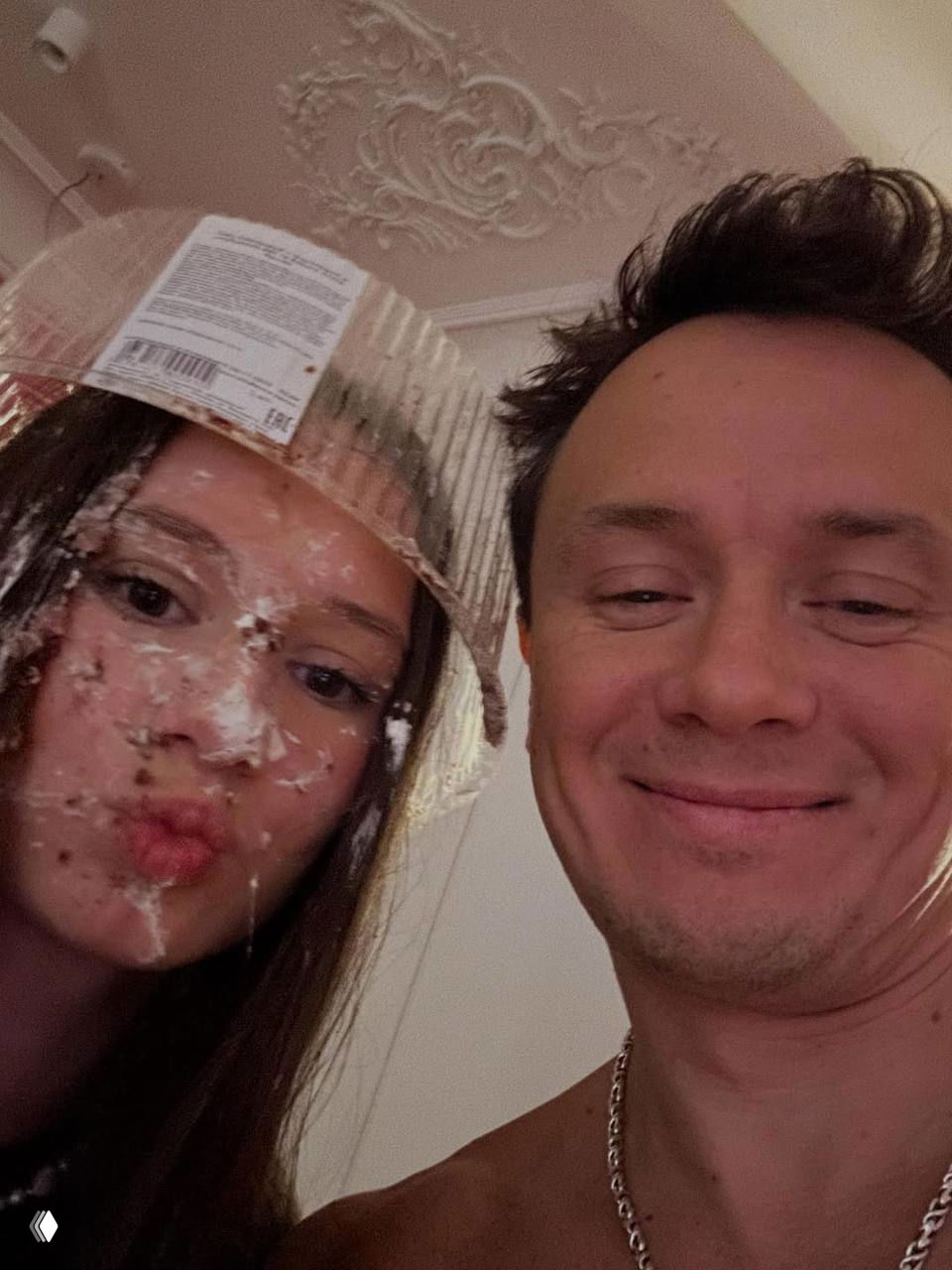 Селфи взрослого мужчины и девушки с остатками торта на лице у одной из героинь — неформальный семейный момент с тортом.