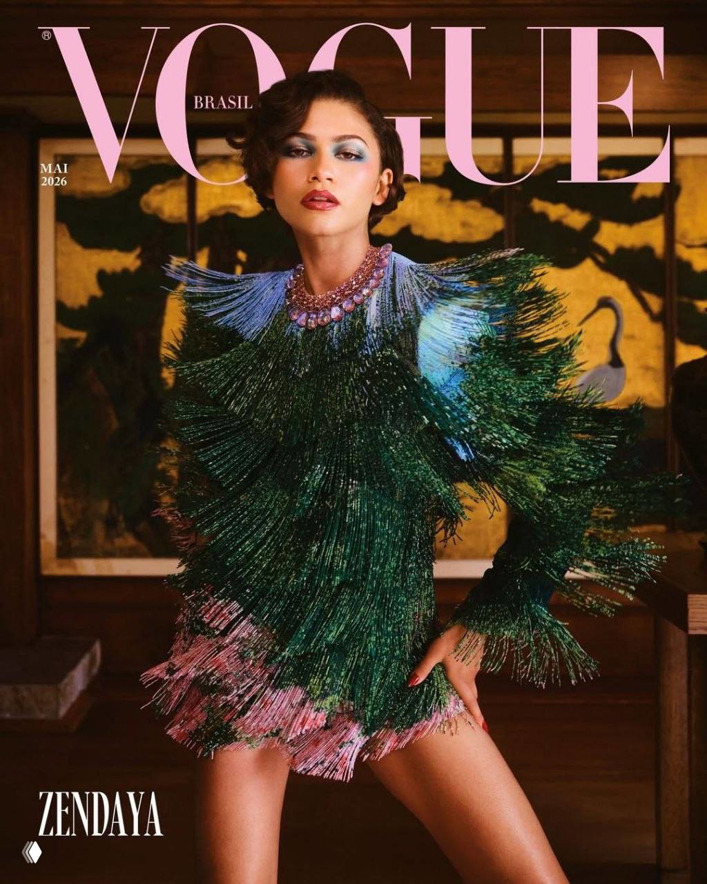 Зендея в динамичной позе на обложке Vogue Brasil: зелёно‑розовое платье с бахромой, выразительный взгляд и фирменный логотип журнала.