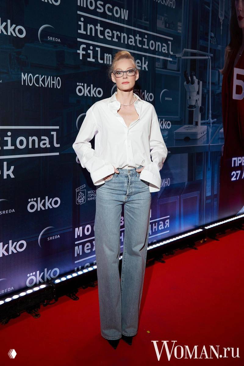 Светлана Ходченкова позирует на красной дорожке премьеры сериала «Большая фарма» у баннера фестиваля, в кинотеатре «Художественный», 24 августа.