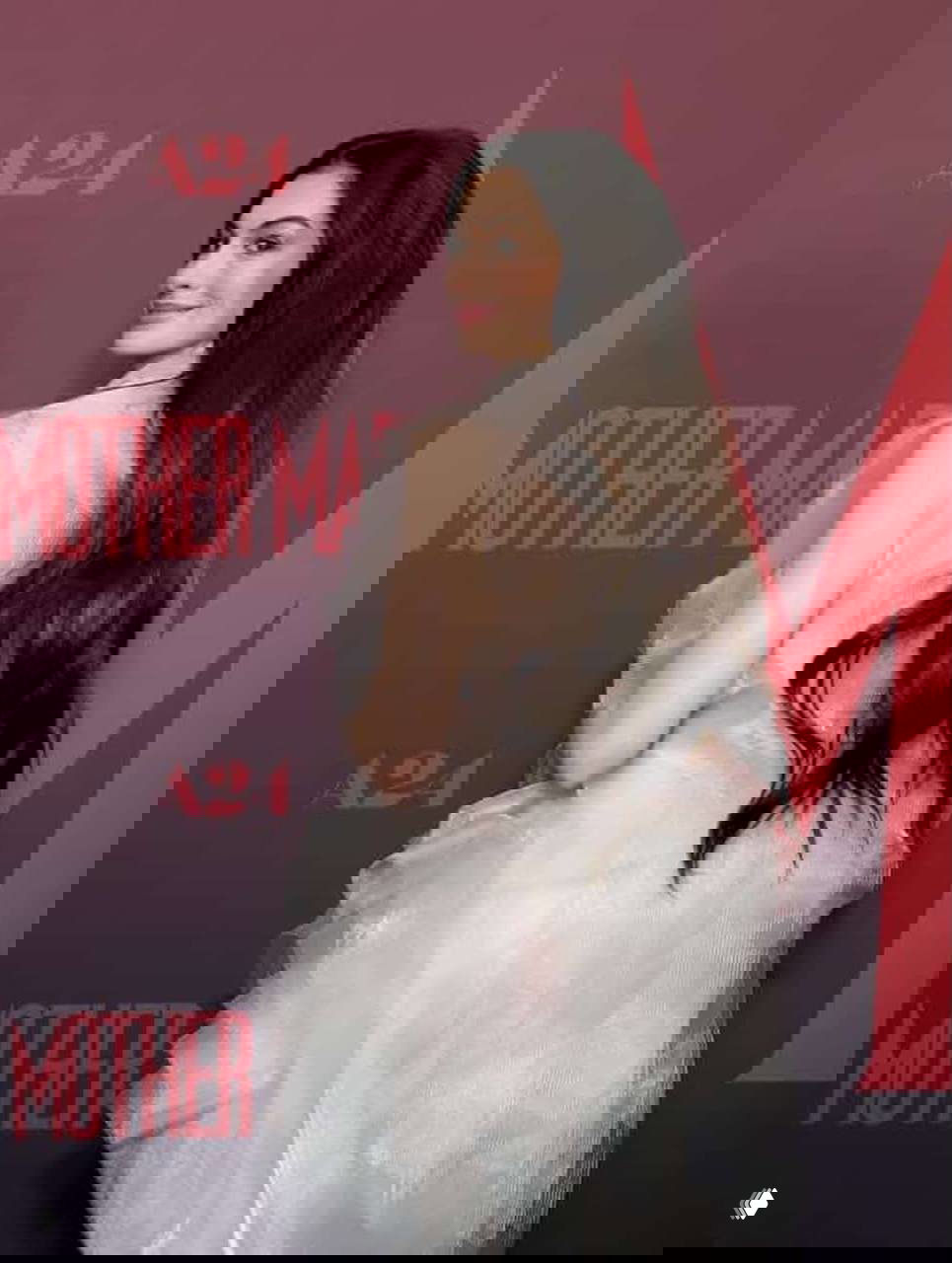 Фото со спины и полоборота: длинные тёмные волосы и полупрозрачное платье, женщина оглядывается на фоне красного баннера.