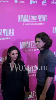 Юлия Такшина с повзрослевшим сыном Иваном на фотозоне московской премьеры «Алиса в стране чудес», они позируют в одежде.