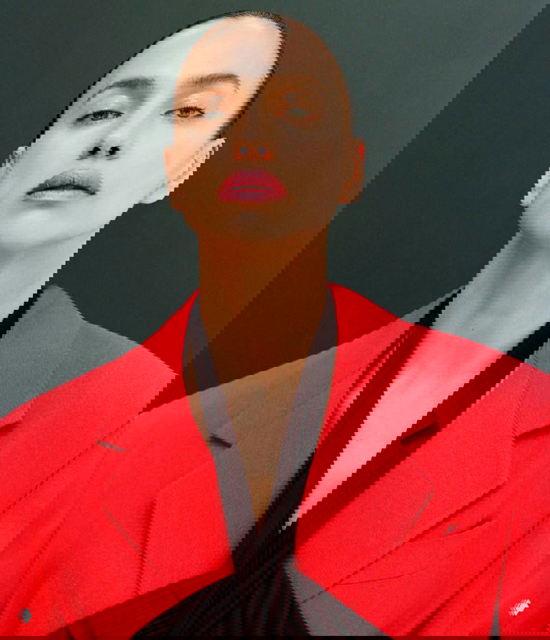 Ирина Шейк привносит яркие краски в осень