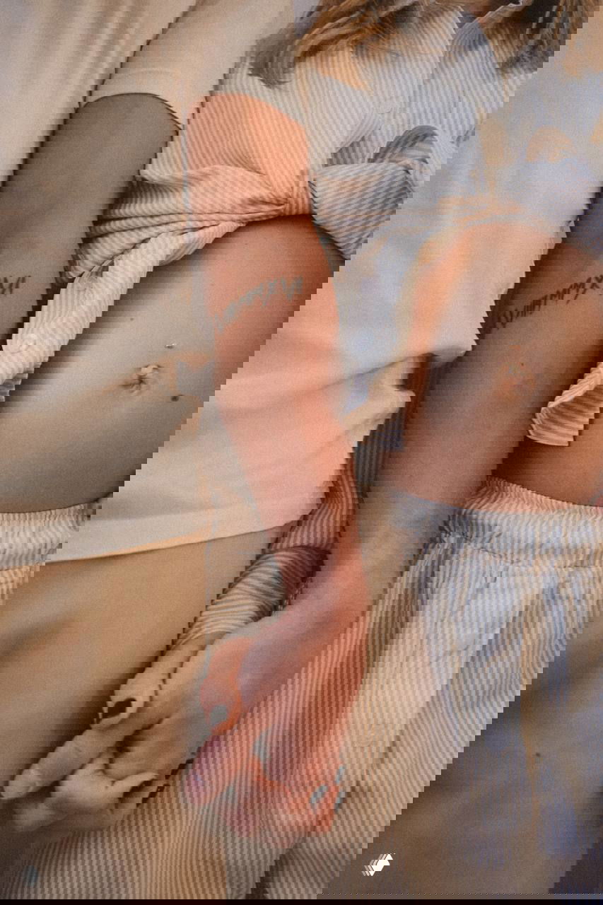 Детализация: руки пары рядом, видна рука Никиты и живот Даши с пирсингом пупка, кадр передаёт близость и поддержку партнёра.