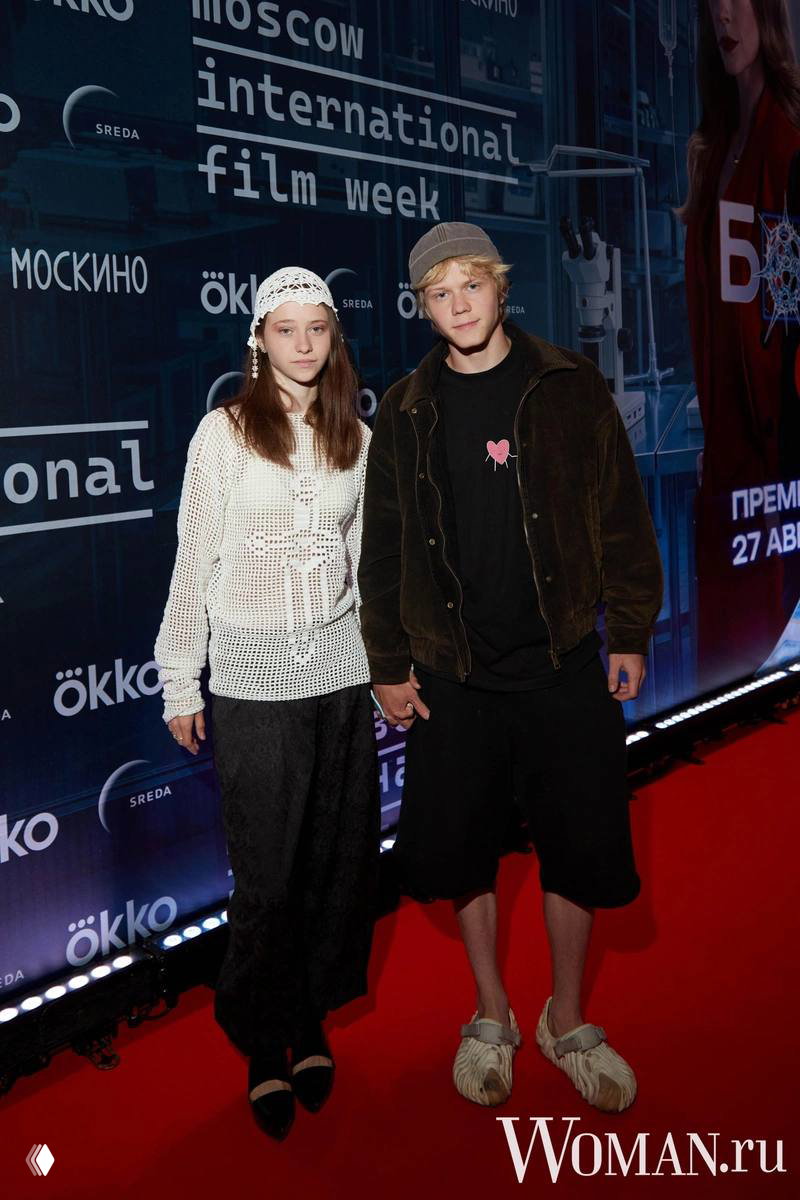 Таисья Калинина и Тимофей Кочнев вместе на красной дорожке премьеры «Большая фарма», атмосферный снимок у баннера кинонедели, 24 августа, Москва.