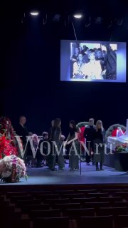 Сцена в театре: скорбящие люди рядом с цветами и венками, на экране проекция; кадр с прощания в зрительном зале.