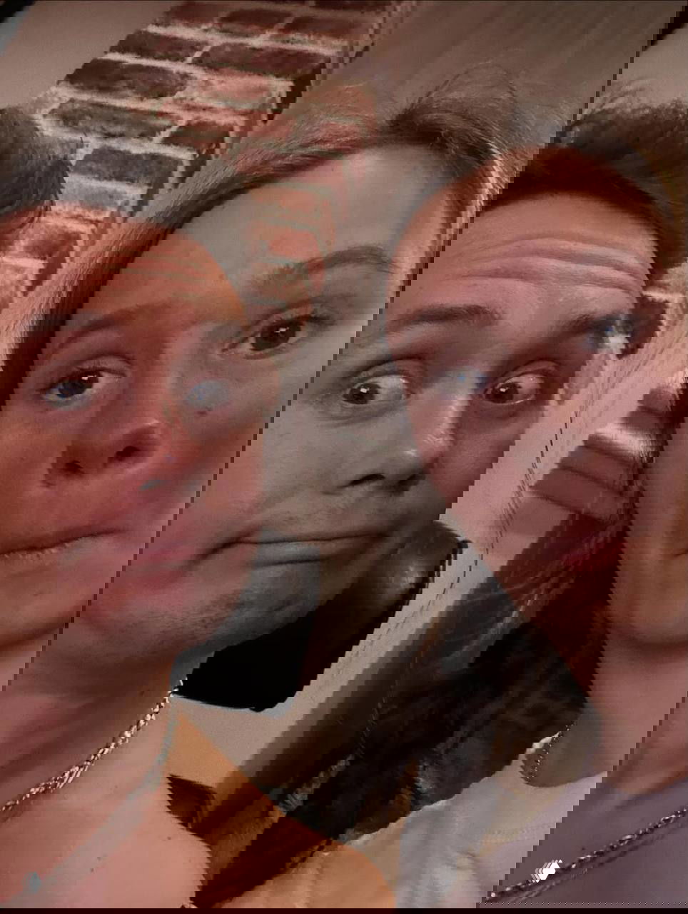 Селфи взрослого мужчины и девочки с забавными гримасами в праздничной, возможно игровой, атмосфере вечеринки.