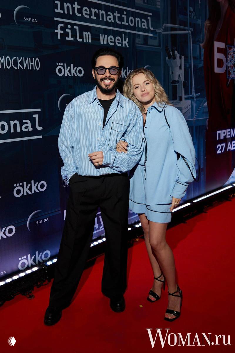 Тимур Родригез и Катя Кабак на премьере сериала «Большая фарма», пара позирует на фоне брендированного баннера, в кинотеатре «Художественный», 24 августа.