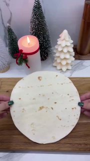 Кадр показа лаваша на разделочной доске перед сборкой: основа для рулетов и нарезки закусок, подготовка ингредиентов.