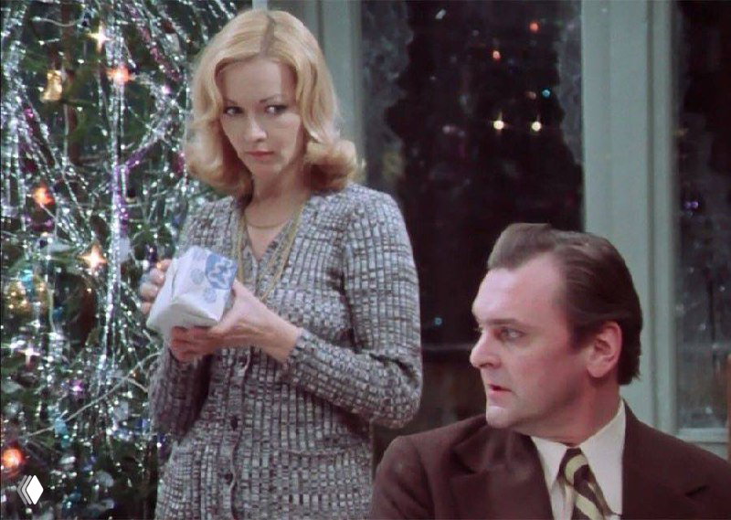 Искажённый видеокадр с фрагментом сцены из «Ирония судьбы»: пикселизация и полосы на изображении, видны актёры и новогодняя декорация в кадре.