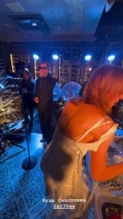 Музыкальная зона с инструментами и сценой на фоне гостей праздника; вид сбоку на сцену и декор заведения в тёплом освещении