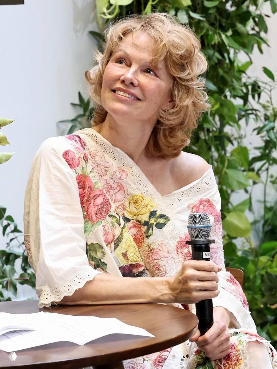 Памела Андерсон в цветочных образах на открытии Sonsie