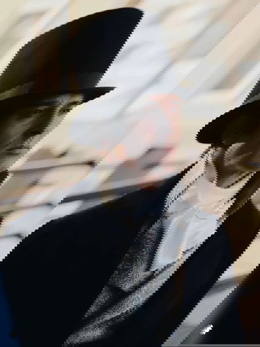 Станислав Бондаренко в цилиндре и классическом костюме XIX века, антураж съёмочной сцены экранизации «Война и мир».