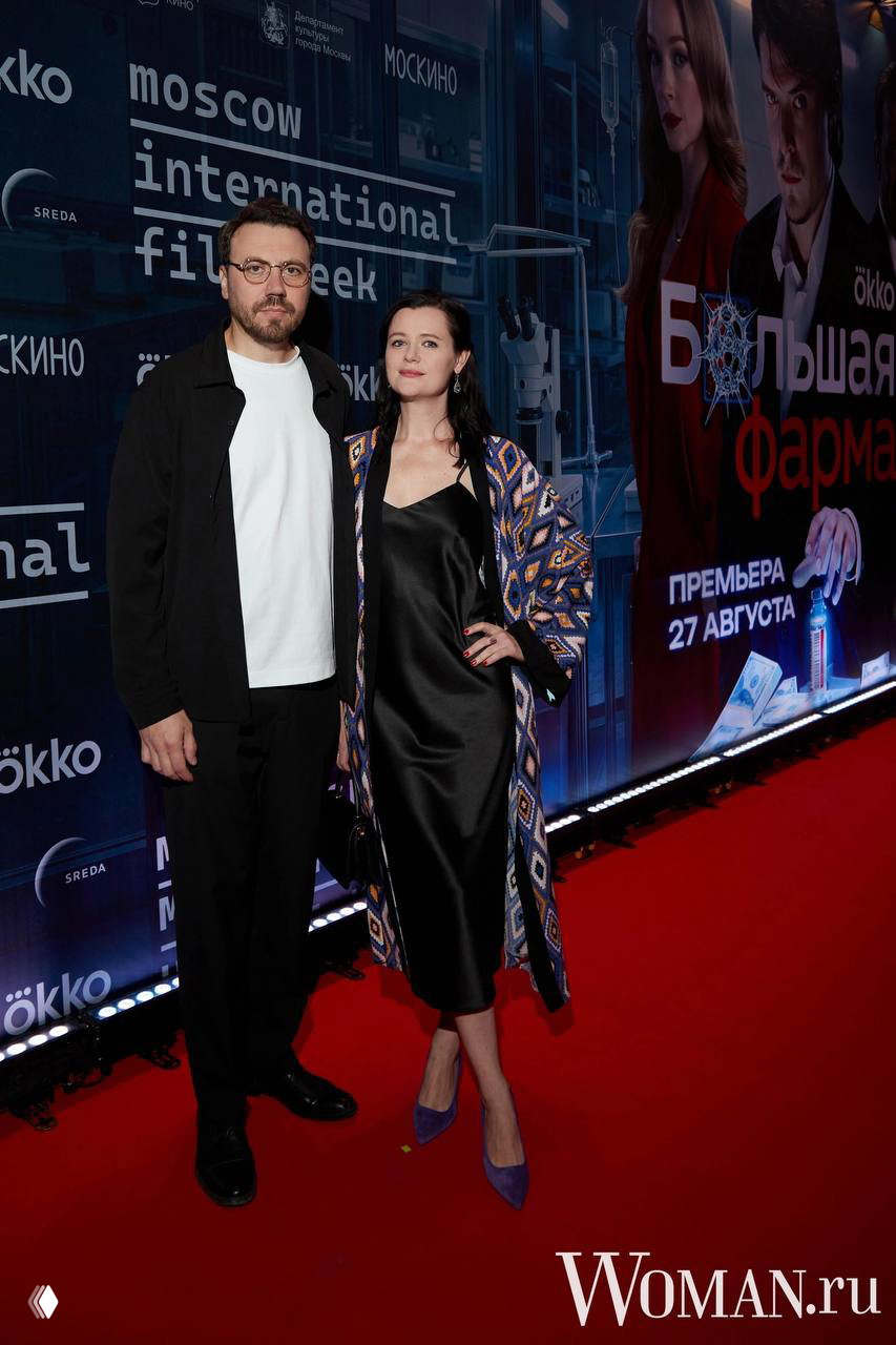 Сергей Громов и Дарья Калмыкова вместе на красной дорожке премьеры сериала «Большая фарма», пара позирует перед фотозоной, 24 августа, Москва.