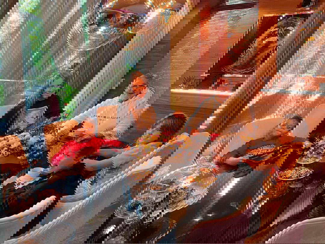 Почему Дибров продаёт семейный особняк