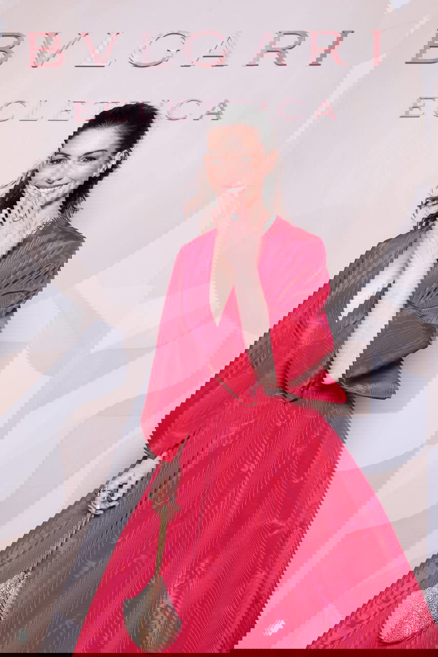 Энн Хэтэуэй улыбается в розовом вечернем платье и демонстрирует кольцо и клатч на презентации Bvlgari Eclettica.