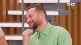 Крупный план Иракли в зелёной рубашке во время записи программы «УТРО.ТНТ»: он улыбается, виден интерьер студии и логотип.
