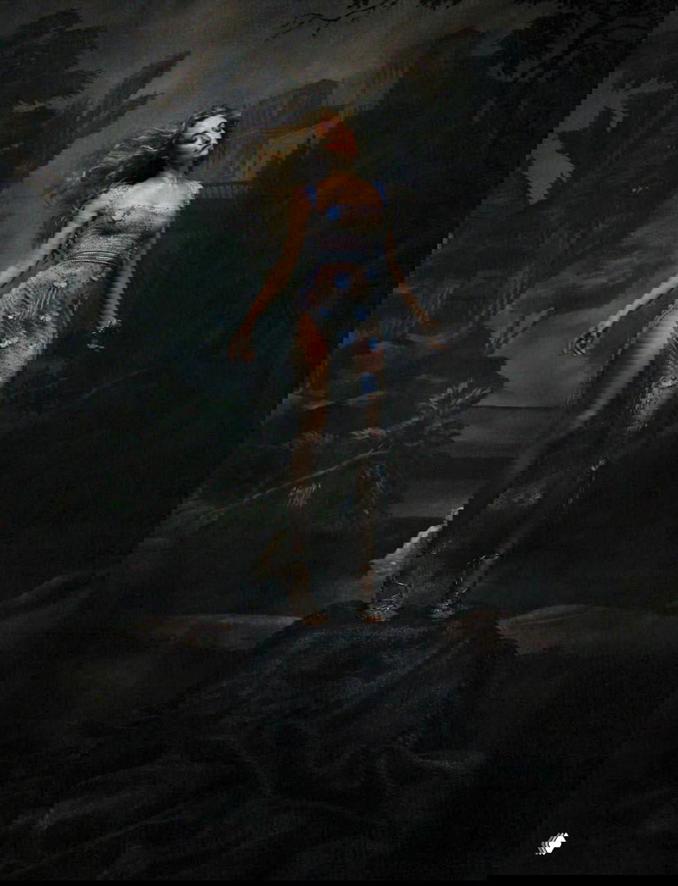 Эфемерный студийный кадр: женщина в прозрачном платье на возвышении на фоне ландшафтной живописи, художественная поза и мягкое освещение.