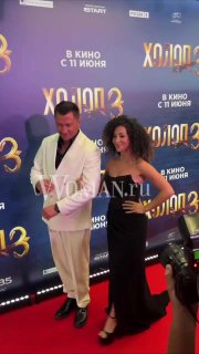 Павел и Зепюр Прилучные на красной дорожке премьеры фильма «Холоп 3» в Москве: пара позирует перед фотокамерами и прессой.
