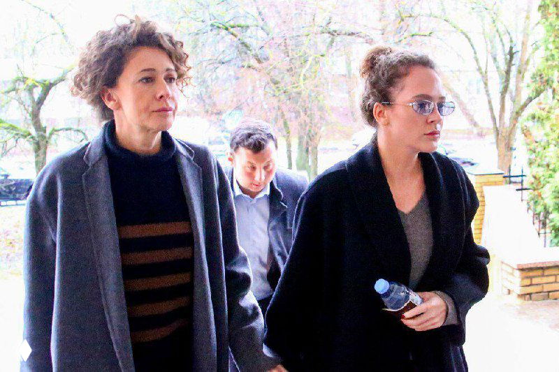 Портрет Аглаи Тарасовой и люди рядом, фотография частично искажена цифровыми артефактами и полосовой пикселизацией изображения.