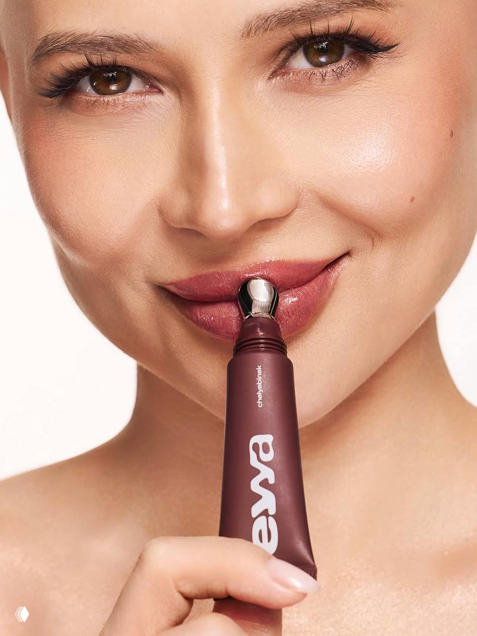 Крупный план косметического тюбика и аппликатора рядом с губами модели — рекламный кадр продукта бренда Валерии Чекалиной, подчёркнут блеск и текстура.