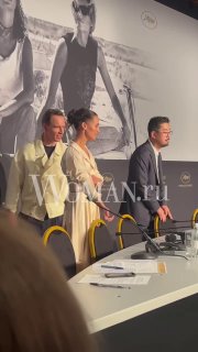 Майкл Фассбендер и Алисия Викандер на пресс-конференции Каннского кинофестиваля на фоне черно‑белого баннера фильма «Надежда», публика в кадре.