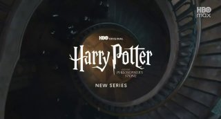 Кадр тизера: логотип «Harry Potter» на фоне винтовой лестницы, атмосферный тёмный фон и логотип HBO Max.