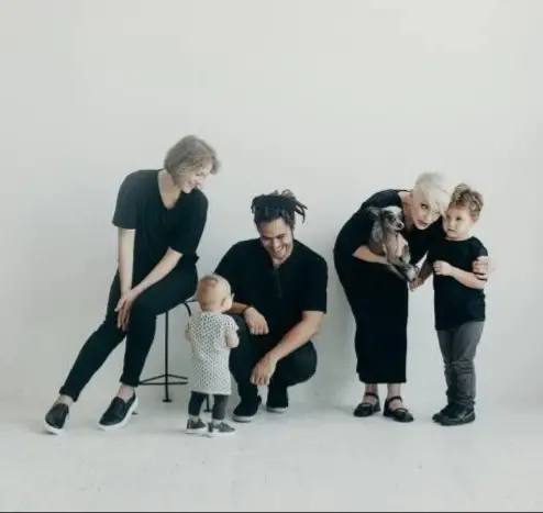 Студийный семейный портрет: несколько взрослых и дети на светлом фоне, проявляется близость поколений и тёплая атмосфера