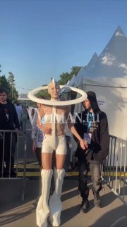 Певица Glukoza в экспериментальном белом костюме с большим круговым обручем на голове и высокими сапогами на VK FEST
