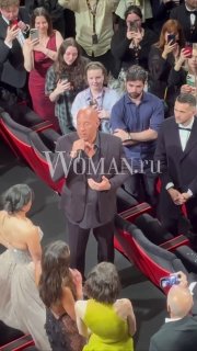 Вин Дизель говорит в микрофон на премьере в Каннах, рядом актрисы Мишель Родригес и Джордана Брюстер, зрители снимают на телефоны, кадр с водяным знаком Woman.ru