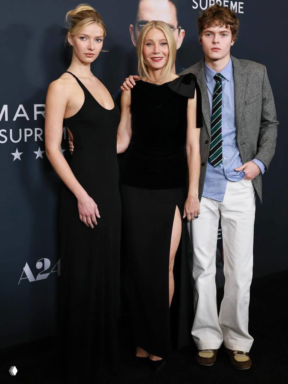 Гвинет Пэлтроу на красной дорожке с детьми