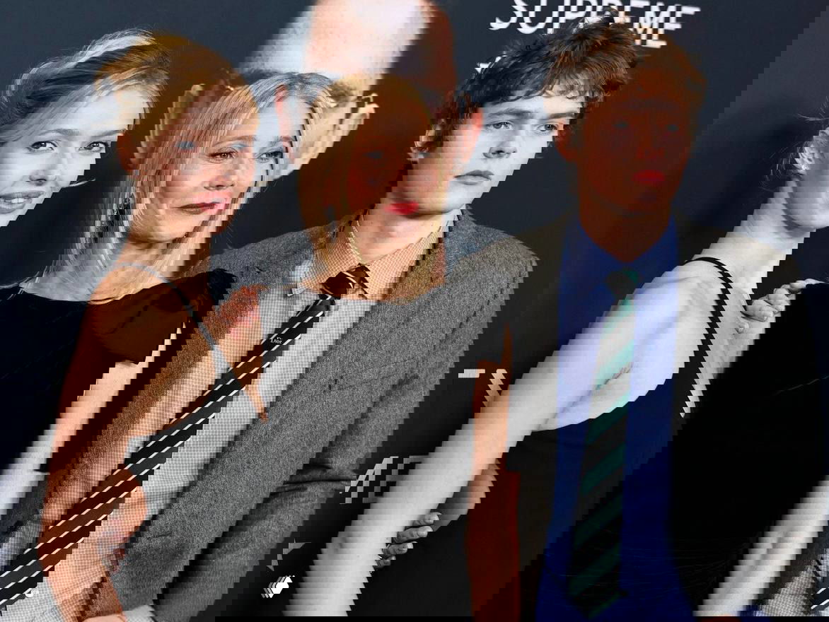 Гвинет Пэлтроу вместе с дочерью Эппл и сыном Мозесом Мартином позируют у фотостены на премьере фильма «Марти Суприм».