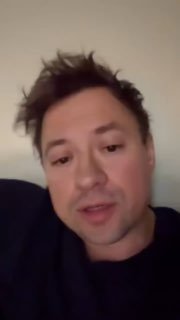 Крупный план лица актёра Андрей Гайдулян в вертикальном видеоформате, домашний фон и неформальное обращение в камеру.