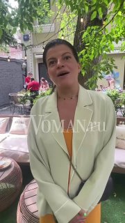 Агния Кузнецова в светлом пиджаке говорит на улице у кафе; кадр показывает её лицо, эмоции и летнюю атмосферу разговора.