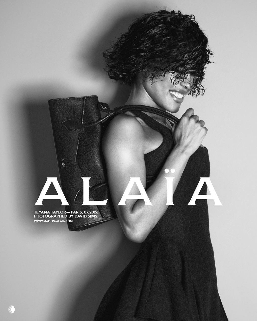 Чёрно‑белая рекламная фотография Тейяны Тейлор для Alaïa: улыбка модели, сумка Alaïa на плече, портрет в профиль.
