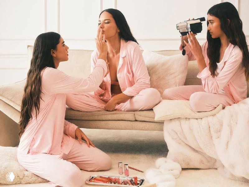 Адриана Лима в розовой пижаме и дочери играют с видеокамерой в студии: кадры кампании с мягким светом и пастельной гаммой.