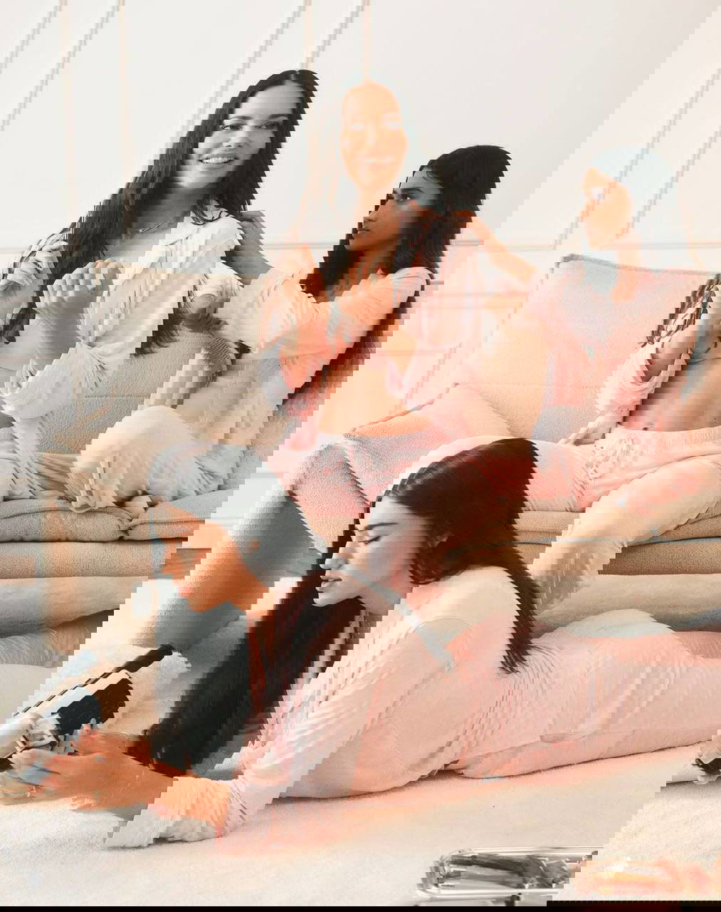 Адриана Лима и дочери в пижамах в расслабленной домашней обстановке: кадр из кампании ко Дню матери с акцентом на тепло семьи.